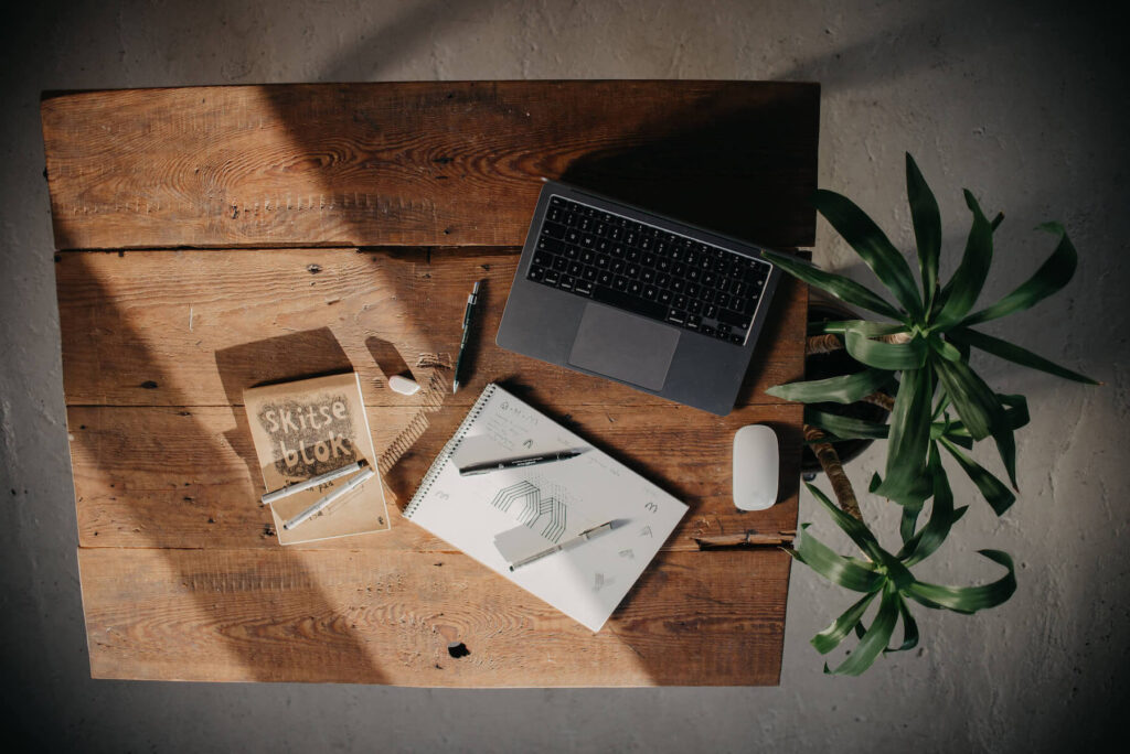 komputer na stole agencji reklamowej